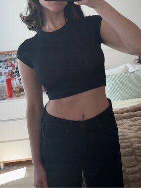 Kith Black Crop- perfect for vacation or going out ⭐️🖤